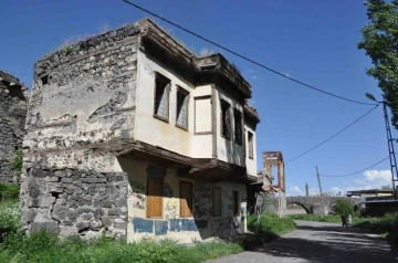 Kars’ta paşa konağı yok oluyor
