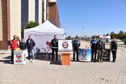 Kars’ta polis üniversite öğrencilerini bilgilendiriyor
