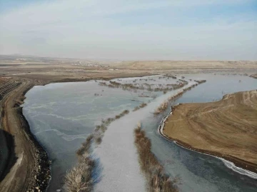 Kars’ta soğuktan baraj gölü dondu
