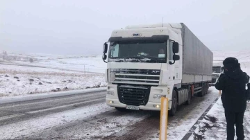 Kars’ta tırlar yolda mahsur kaldı
