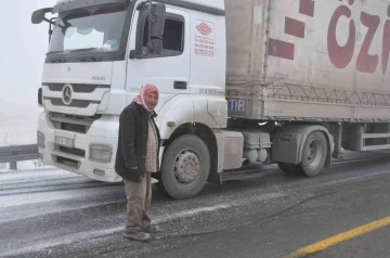 Kars’ta tırlar yolda mahsur kaldı
