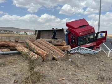 Kars’ta tomruk yüklü tır devrildi: 1 yaralı
