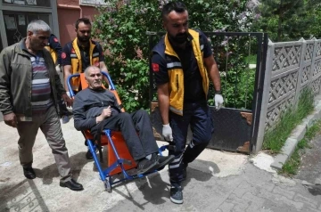 Kars’ta yaşlı çift ambulansla oy kullanmaya götürüldü
