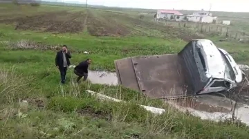 Kars’ta yoldan çıkan kamyonet çamura saplandı
