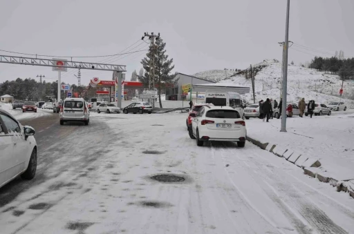 Kars’ta yollar buz pistine döndü
