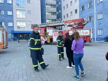 Kars’ta yurt öğrencilerinden itfaiyecilere sürpriz
