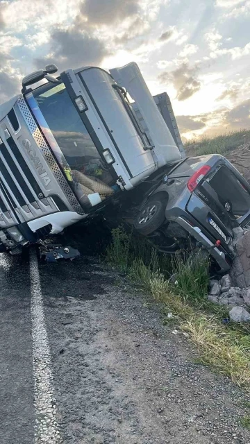 Karşı şeride geçen tır, taziyeden dönenleri taşıyan araçla çarpıştı: 5 yaralı
