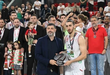 Karşıyaka, futbol ve basketbolda çok farklı
