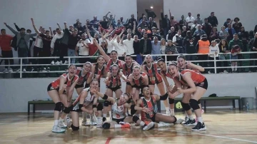 Karşıyaka Voleybol, durdurulamıyor
