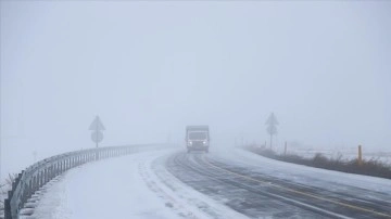 Kars'ta kar ve tipi etkili oluyor