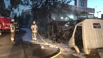 Kartal’da park halindeki iki araç yandı