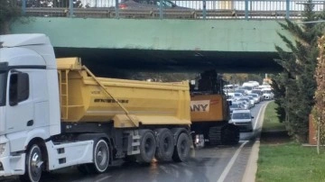 Kartal'da iş makinesi yüklü tırın alt geçitte sıkışması trafik yoğunluğu oluşturdu