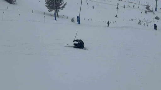 Kartalkaya’da otel faciasının ardından tatilciler kayak yapmaya devam etti
