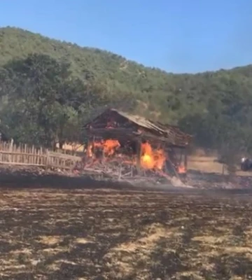 Kastamonu’da bir ev ve üç samanlık yangında küle döndü
