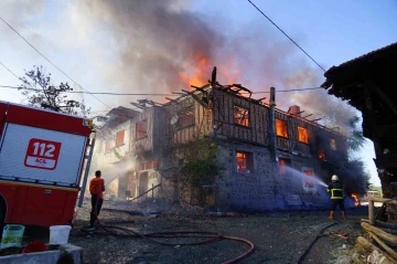 Kastamonu’da çıkan yangında iki ev küle döndü
