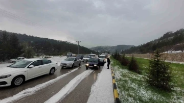 Kastamonu’da fındık büyüklüğündeki dolu sürücülere zor anlar yaşattı
