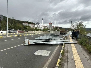 Kastamonu’da fırtına etkili oldu: Binaların çatıları uçtu
