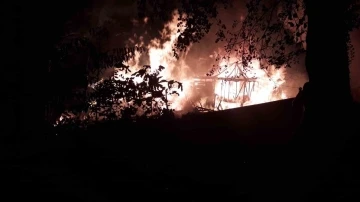 Kastamonu’da gece çıkan yangında üç ev küle döndü
