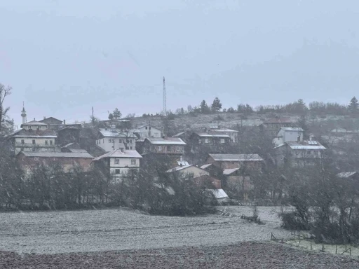 Kastamonu’da kar yağışı başladı, yollar beyaza büründü
