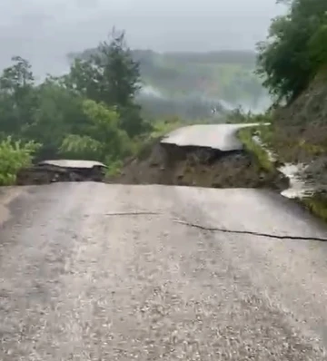 Kastamonu’da kuvvetli sağanak sebebiyle yol ve köprüler zarar gördü, bazı köylere ulaşım kapandı
