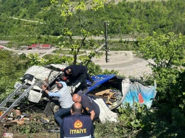 Kastamonu’da meşrubat yüklü kamyon tarlaya devrildi: 2 yaralı
