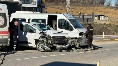 Kastamonu’da minibüs ile hafif ticari araç çarpıştı: 4 yaralı
