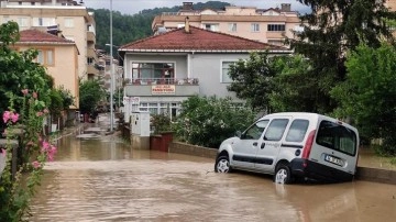 Kastamonu'nun Cide ilçesinde şiddetli yağış su baskınlarına neden oldu