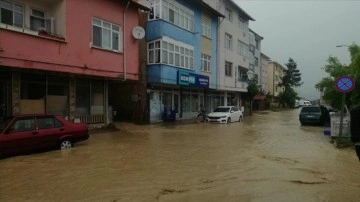 Kastamonu'nun Pınarbaşı ilçesinde sağanak su baskınlarına neden oldu