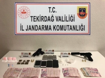 Kasten öldürme suçundan aranan zanlı silah, uyuşturucu ve paralarla yakalandı
