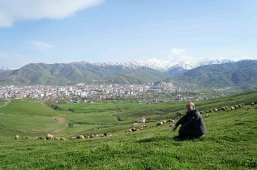 Kavalsız kaval sesi çıkarıyor
