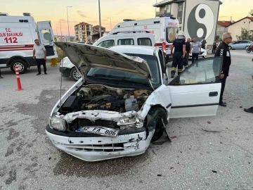 Kavşağa kontrolsüz giren otomobiller çarpıştı: 6 yaralı
