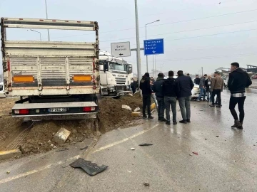 Kavşakta hafif ticari araçla çarpışan tır orta refüje çıktı
