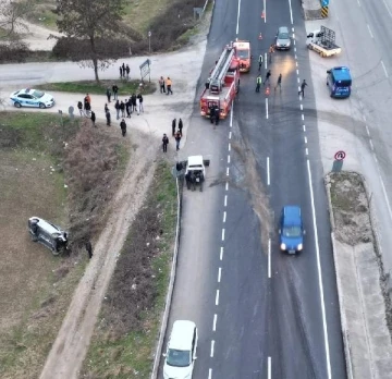 Kavşaktaki kazada otomobilin motor kısmı yola fırladı: 3 yaralı