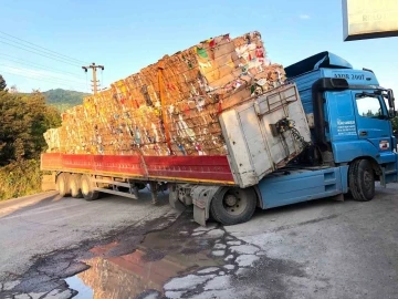 Yolda makası kırılan tır, trafiği kilitledi