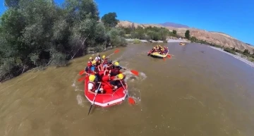 Kavurucu sıcaklarda rafting yaparak serinlediler
