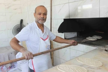 Kavurucu sıcakta ocak başında zorlu mesai yapan fırıncı, 800 TL yevmiye alıyor
