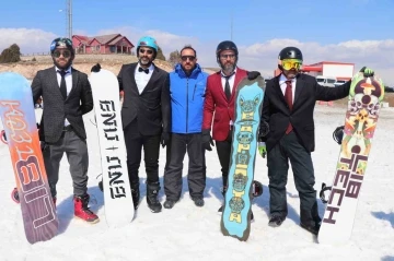 Kayak sezonunu takım elbiseyle snowboard yaparak uğurladılar
