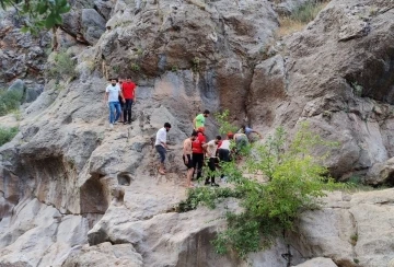 Kayalıklardan düşen genç yaralandı
