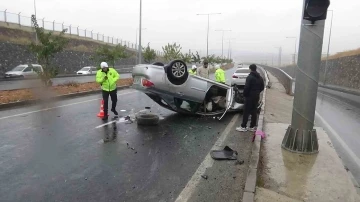 Kayganlaşan yol kaza getirdi
