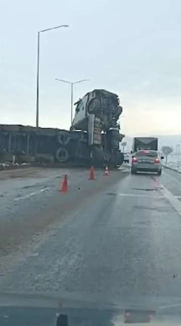 Kayganlaşan yolda meyve yüklü tır devrildi: 1 yaralı
