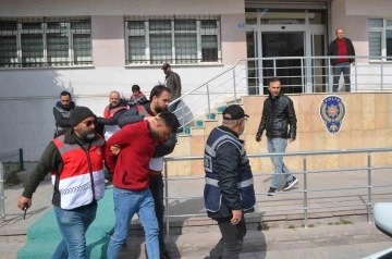 Kayınpederini satırla öldüren damat tutuklandı
