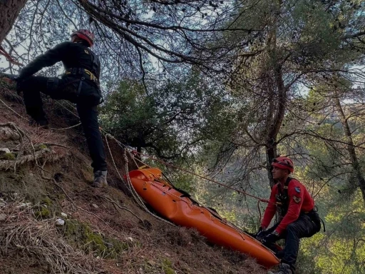 Kayıp olarak aranan adamın cesedi uçurumda bulundu
