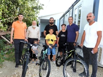 Kaymakam Aksu, afeti yaşayan çocuklarla yakından ilgileniyor
