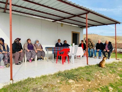 Kaymakam Güngör mahalle sakinlerinin sorunlarını dinliyor
