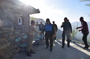 Kaymakam Güngör, üs bölgesinde güvenlik korucularıyla bir araya geldi
