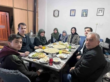 Kaymakam Özpınar, iftarını köydeki ailenin evinde açtı
