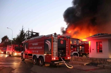 Kayseri’de büyük fabrika yangını: Ekipler alevleri söndürmek için çalışıyor
