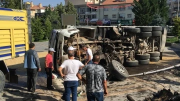 Kayseri’de faciadan dönüldü: Freni paylayan kamyon ilçe meydanına uçtu
