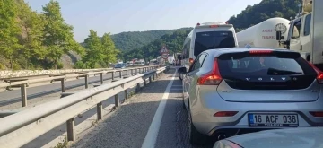 Bursa'da kaza sebebiyle yol kapandı, sınava adaylar yürüyerek gitti