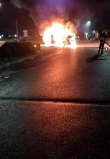 Kaza sonrası alev topuna döndü: 3 yaralı
